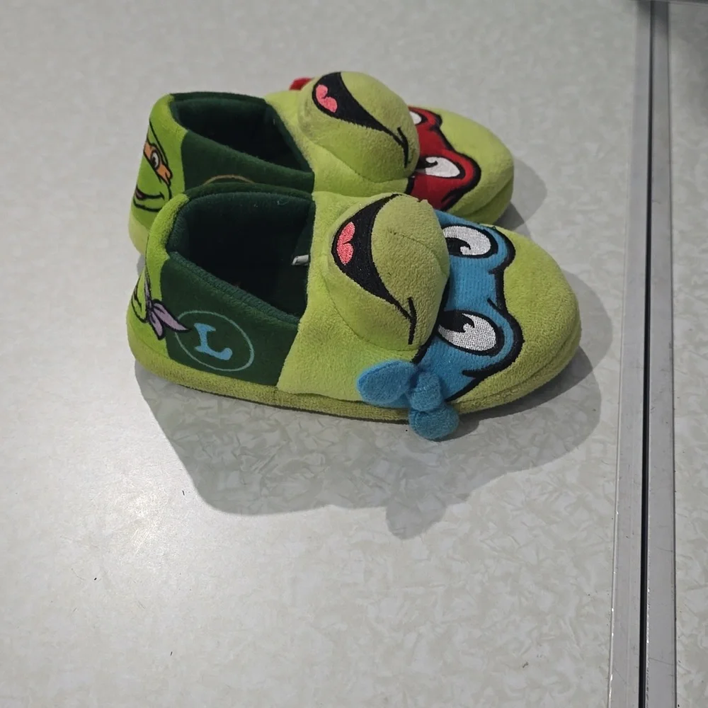 Teenage Mutant‎ Ninja Turtle Slippers Size 7/8